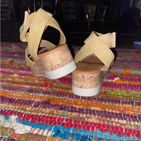 Bella-Vita  Criss Cross Strappy Sandals - Picture 4 of 6